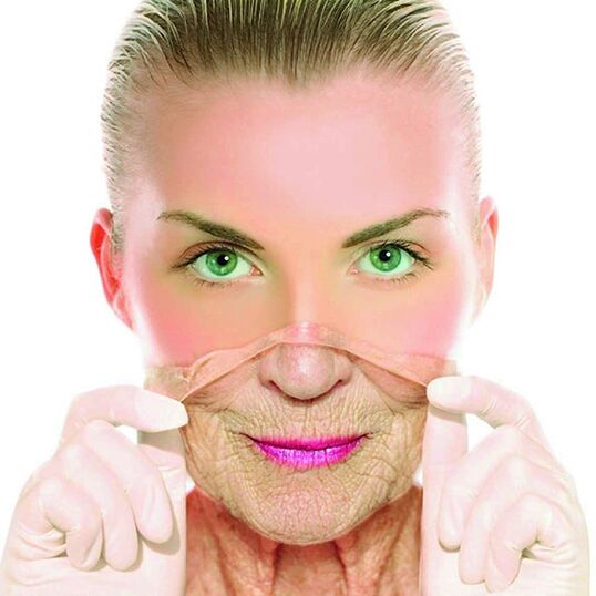 Las mujeres adultas usan remedios caseros para eliminar las arrugas de la cara