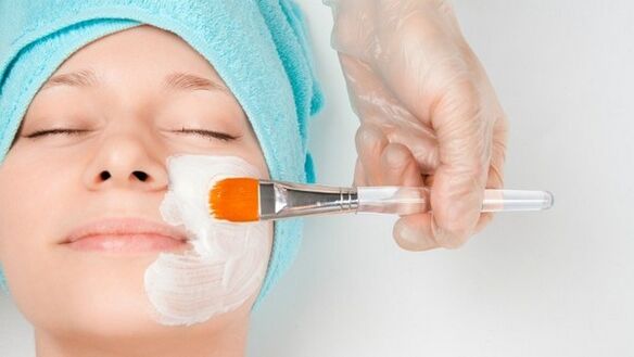 Mascarilla facial un remedio popular para el rejuvenecimiento de la piel en el hogar. 