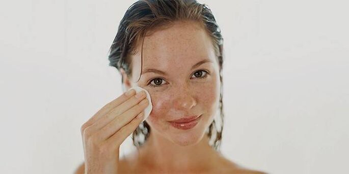 Aplicar aceite a la piel del rostro para rejuvenecer. 