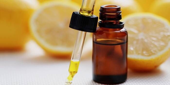 El aceite de limón rejuvenece la piel. 